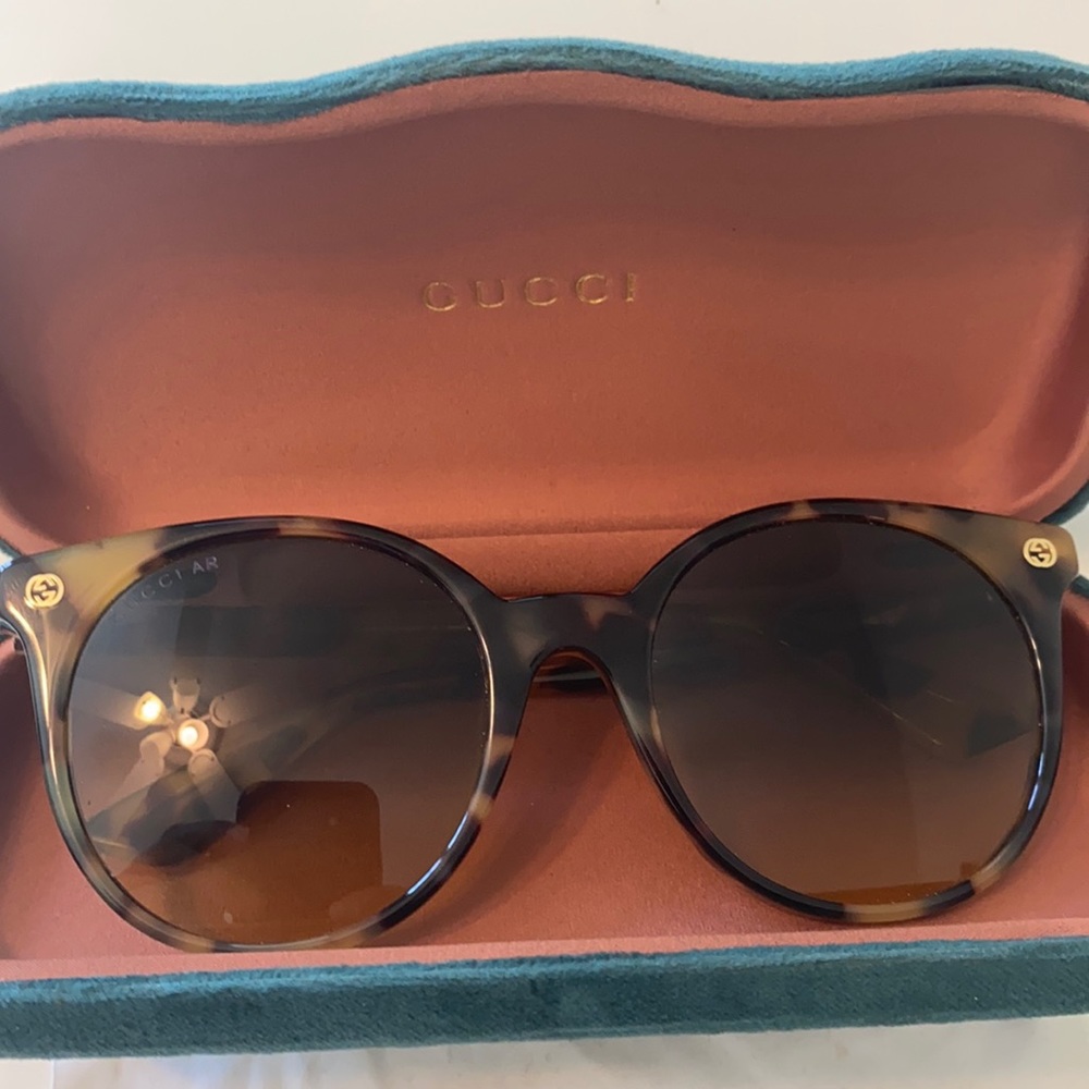 Women’s Gucci TortoiseShell Oval sunglasses %100 authentic